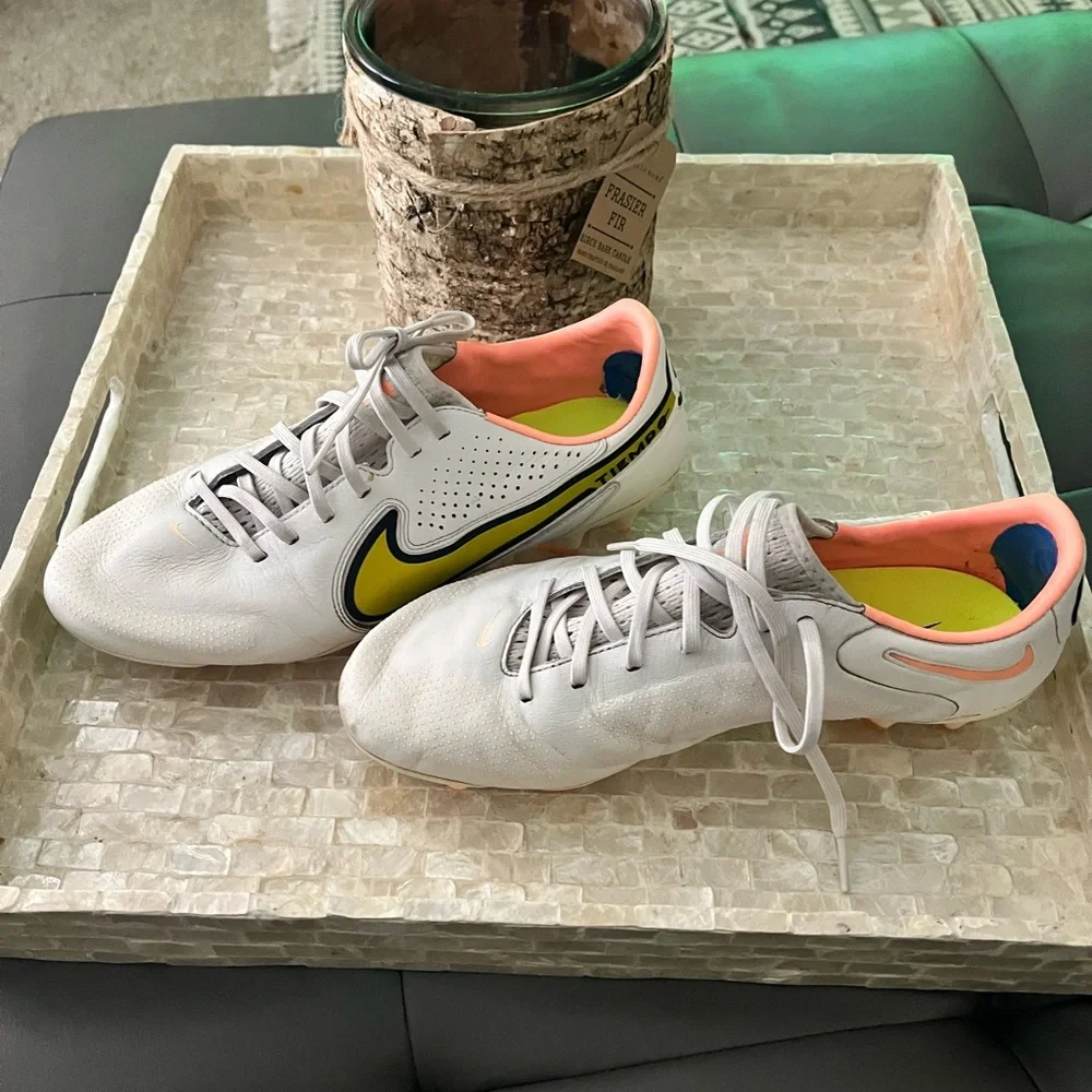 Men’s Nike Tiempo soccer cleats size 10.5 coconut color. Excellent condition. - Picture 2 of 6
